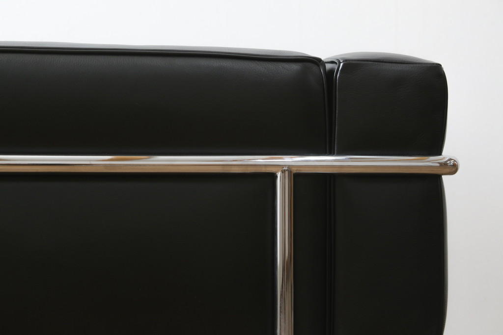 中古　美品　Cassina(カッシーナ)　ル・コルビュジエ(Le Corbusier)　LC3　GRAND MODELE(グラン モデル)　本革製　ポリエステルパッディング　シンプルモダンなデザインがかっこいい1人掛けソファ(1Pソファ、一人掛け)(定価約103万円)(R-068570)