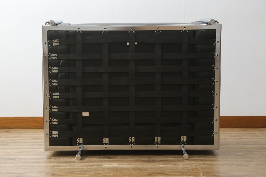 中古　美品　Cassina(カッシーナ)　ル・コルビュジエ(Le Corbusier)　LC3　GRAND MODELE(グラン モデル)　本革製　ポリエステルパッディング　シンプルモダンなデザインがかっこいい1人掛けソファ(1Pソファ、一人掛け)(定価約103万円)(R-068570)