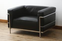中古　美品　Cassina(カッシーナ)　ル・コルビュジエ(Le Corbusier)　LC3　GRAND MODELE(グラン モデル)　本革製　ポリエステルパッディング　シンプルモダンなデザインがかっこいい1人掛けソファ(1Pソファ、一人掛け)(定価約103万円)(R-083094)
