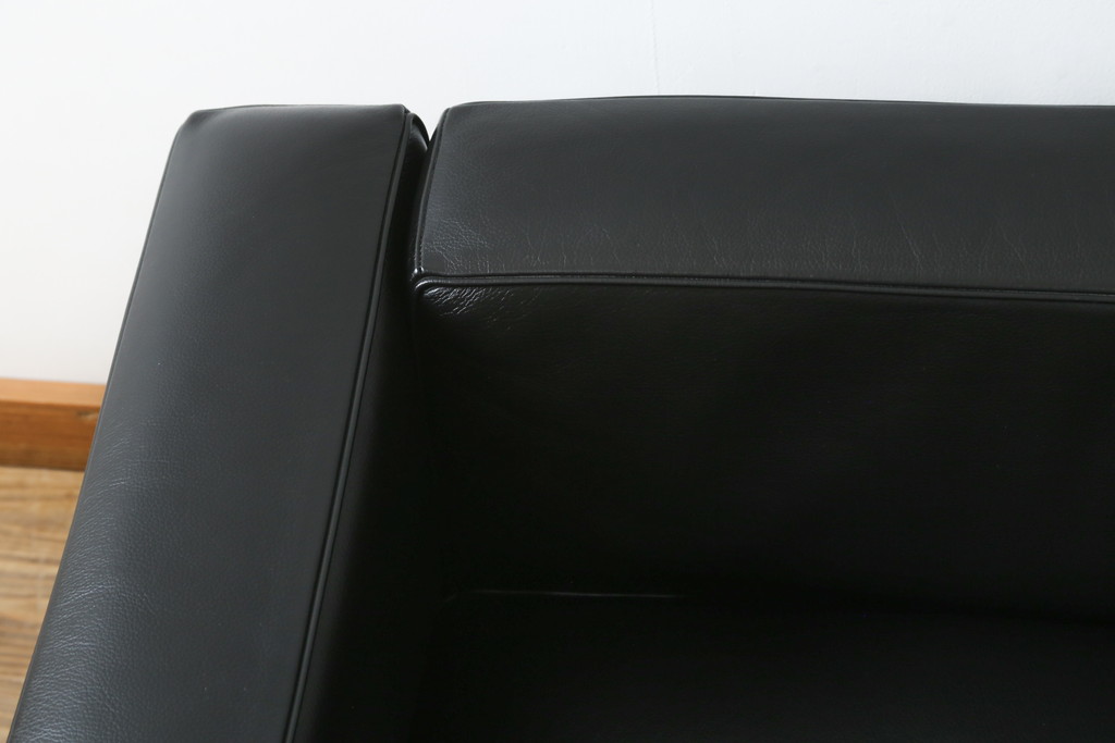 中古　美品　Cassina(カッシーナ)　ル・コルビュジエ(Le Corbusier)　LC3　GRAND MODELE(グラン モデル)　本革製　ポリエステルパッディング　シンプルモダンなデザインがかっこいい1人掛けソファ(1Pソファ、一人掛け)(定価約103万円)(R-083094)