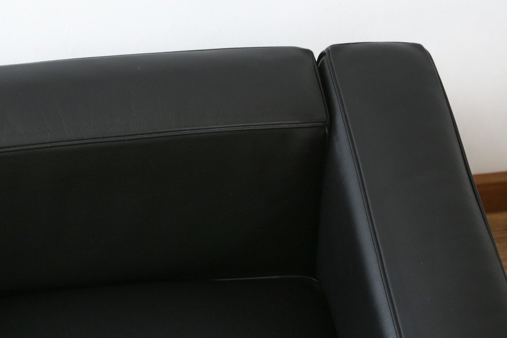 中古　美品　Cassina(カッシーナ)　ル・コルビュジエ(Le Corbusier)　LC3　GRAND MODELE(グラン モデル)　本革製　ポリエステルパッディング　シンプルモダンなデザインがかっこいい1人掛けソファ(1Pソファ、一人掛け)(定価約103万円)(R-083094)