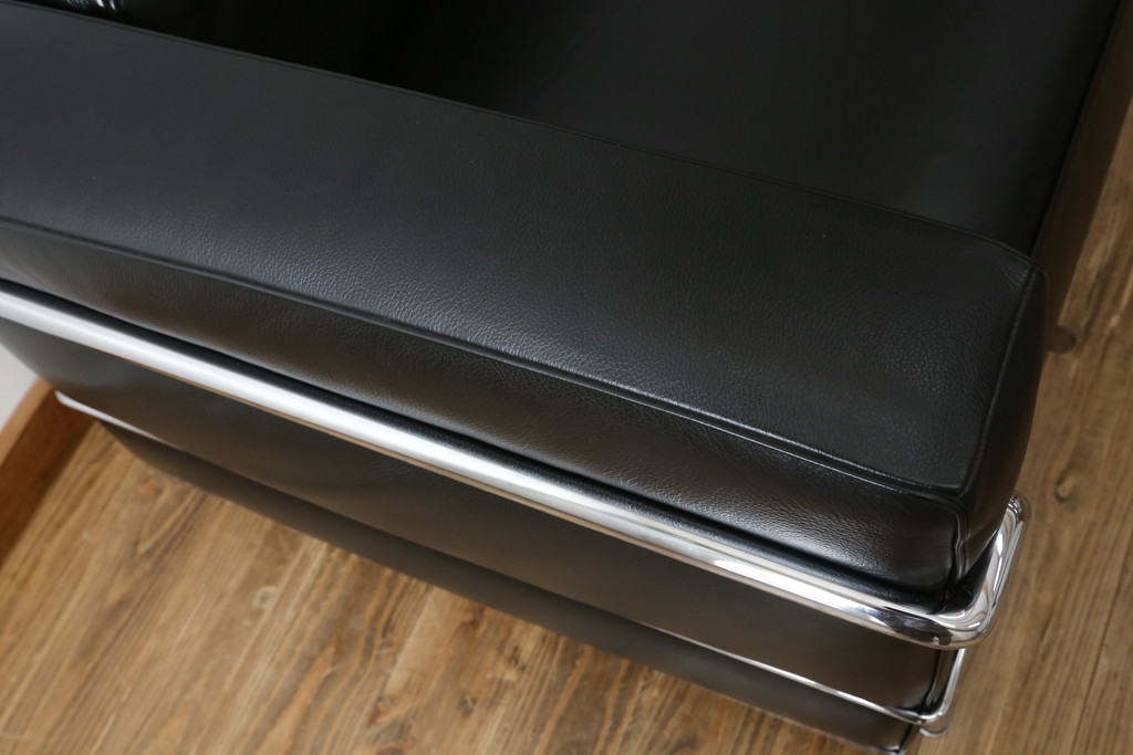中古　美品　Cassina(カッシーナ)　ル・コルビュジエ(Le Corbusier)　LC3　GRAND MODELE(グラン モデル)　本革製　ポリエステルパッディング　シンプルモダンなデザインがかっこいい1人掛けソファ(1Pソファ、一人掛け)(定価約103万円)(R-083094)