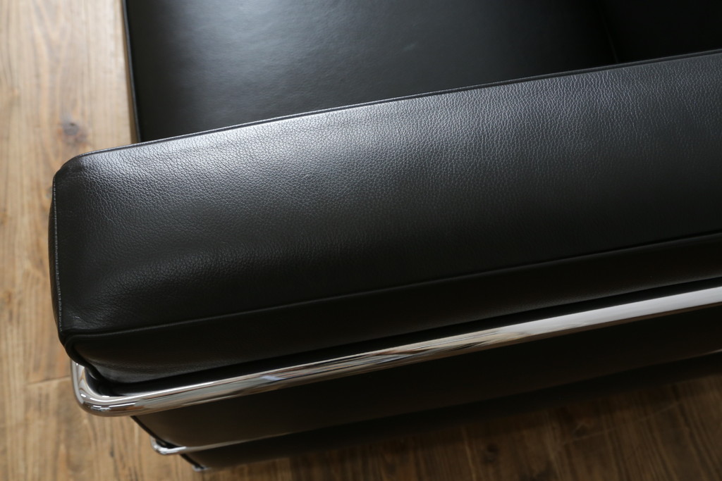 中古　美品　Cassina(カッシーナ)　ル・コルビュジエ(Le Corbusier)　LC3　GRAND MODELE(グラン モデル)　本革製　ポリエステルパッディング　シンプルモダンなデザインがかっこいい1人掛けソファ(1Pソファ、一人掛け)(定価約103万円)(R-083094)