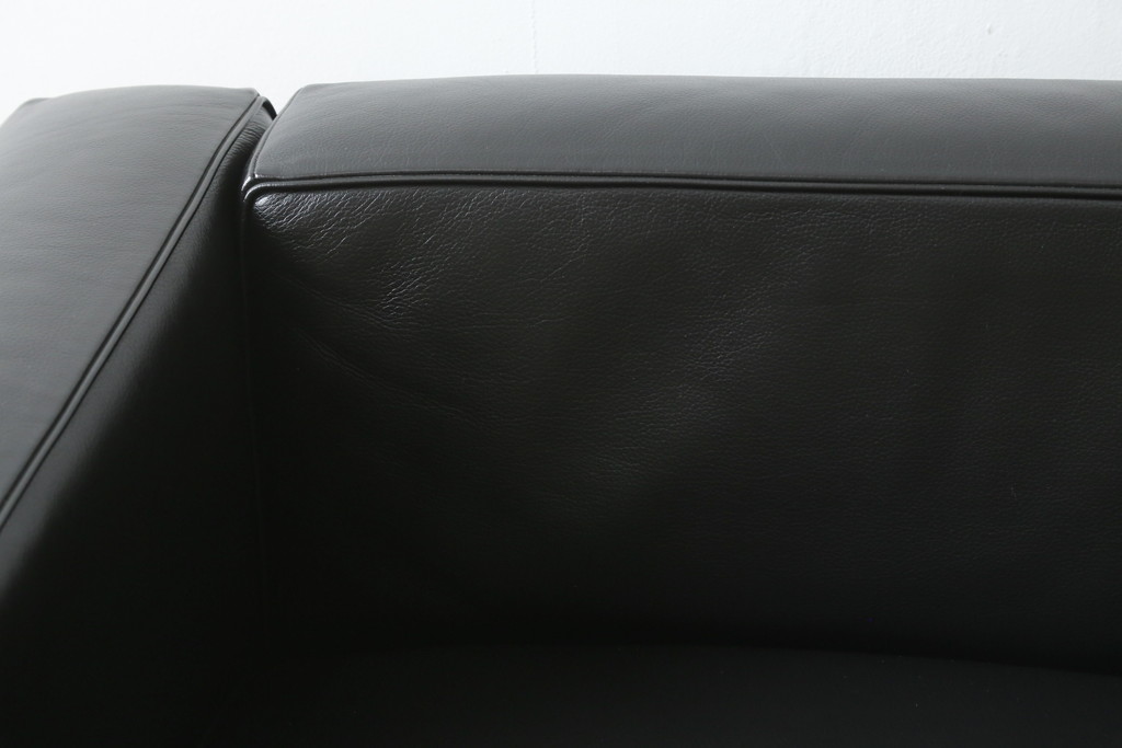中古　美品　Cassina(カッシーナ)　ル・コルビュジエ(Le Corbusier)　LC3　GRAND MODELE(グラン モデル)　本革製　ポリエステルパッディング　シンプルモダンなデザインがかっこいい1人掛けソファ(1Pソファ、一人掛け)(定価約103万円)(R-083094)