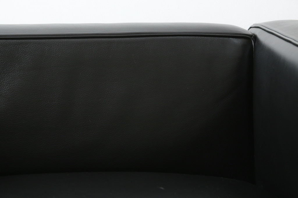 中古　美品　Cassina(カッシーナ)　ル・コルビュジエ(Le Corbusier)　LC3　GRAND MODELE(グラン モデル)　本革製　ポリエステルパッディング　シンプルモダンなデザインがかっこいい1人掛けソファ(1Pソファ、一人掛け)(定価約103万円)(R-083094)