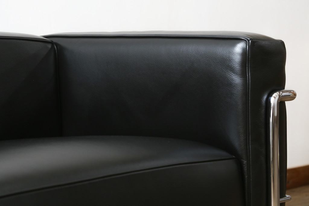 中古　美品　Cassina(カッシーナ)　ル・コルビュジエ(Le Corbusier)　LC3　GRAND MODELE(グラン モデル)　本革製　ポリエステルパッディング　シンプルモダンなデザインがかっこいい1人掛けソファ(1Pソファ、一人掛け)(定価約103万円)(R-083094)