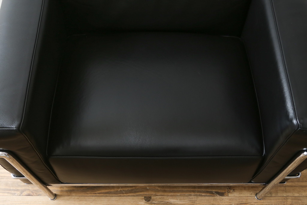 中古　美品　Cassina(カッシーナ)　ル・コルビュジエ(Le Corbusier)　LC3　GRAND MODELE(グラン モデル)　本革製　ポリエステルパッディング　シンプルモダンなデザインがかっこいい1人掛けソファ(1Pソファ、一人掛け)(定価約103万円)(R-083094)