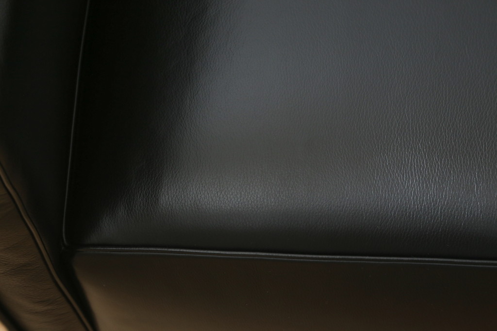 中古　美品　Cassina(カッシーナ)　ル・コルビュジエ(Le Corbusier)　LC3　GRAND MODELE(グラン モデル)　本革製　ポリエステルパッディング　シンプルモダンなデザインがかっこいい1人掛けソファ(1Pソファ、一人掛け)(定価約103万円)(R-083094)