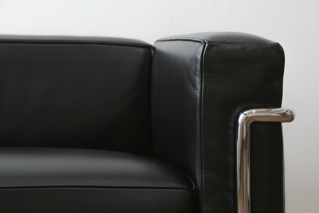 中古　美品　Cassina(カッシーナ)　ル・コルビュジエ(Le Corbusier)　LC3　GRAND MODELE(グラン モデル)　本革製　ポリエステルパッディング　シンプルモダンなデザインがかっこいい1人掛けソファ(1Pソファ、一人掛け)(定価約103万円)(R-083094)