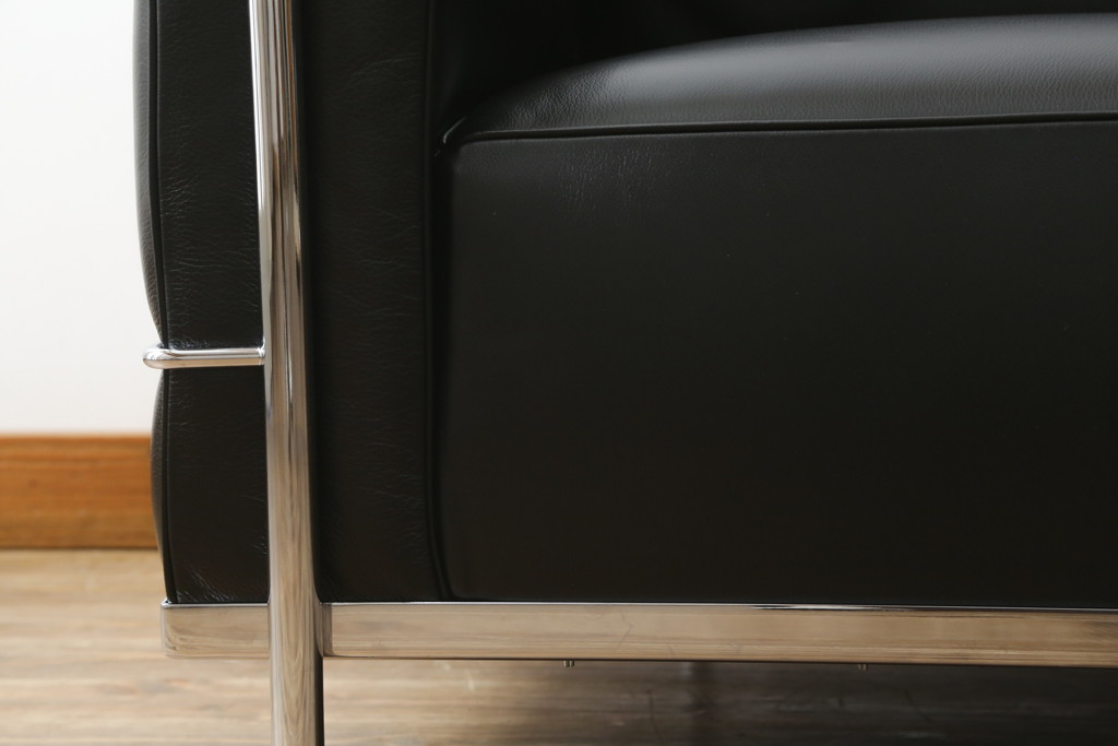 中古　美品　Cassina(カッシーナ)　ル・コルビュジエ(Le Corbusier)　LC3　GRAND MODELE(グラン モデル)　本革製　ポリエステルパッディング　シンプルモダンなデザインがかっこいい1人掛けソファ(1Pソファ、一人掛け)(定価約103万円)(R-083094)