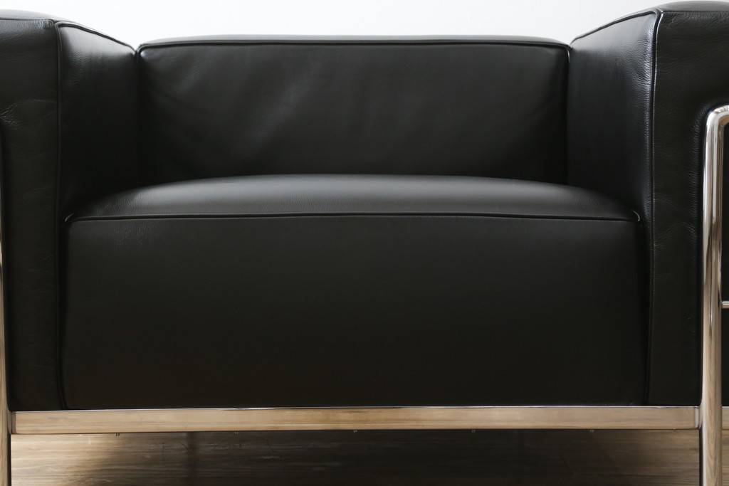 中古　美品　Cassina(カッシーナ)　ル・コルビュジエ(Le Corbusier)　LC3　GRAND MODELE(グラン モデル)　本革製　ポリエステルパッディング　シンプルモダンなデザインがかっこいい1人掛けソファ(1Pソファ、一人掛け)(定価約103万円)(R-083094)