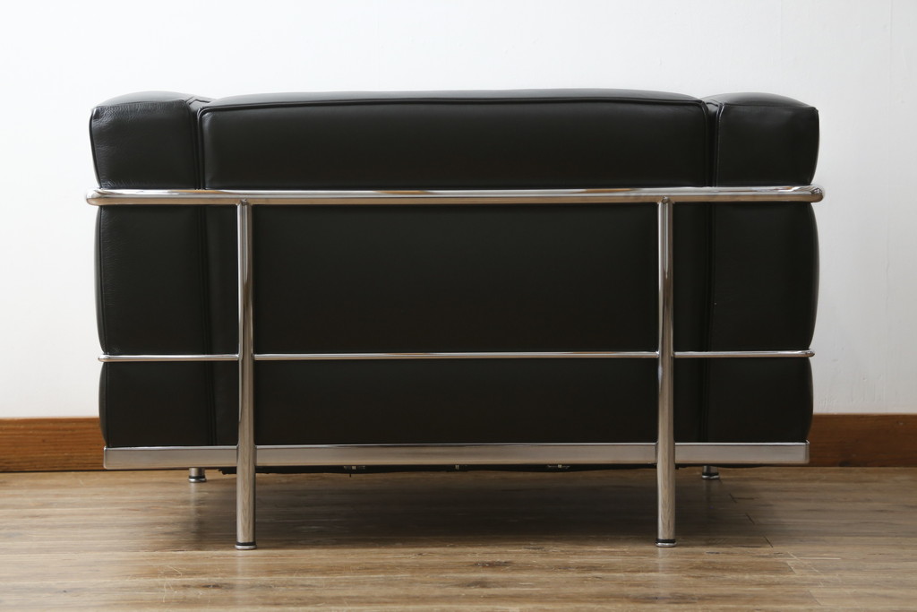中古　美品　Cassina(カッシーナ)　ル・コルビュジエ(Le Corbusier)　LC3　GRAND MODELE(グラン モデル)　本革製　ポリエステルパッディング　シンプルモダンなデザインがかっこいい1人掛けソファ(1Pソファ、一人掛け)(定価約103万円)(R-083094)