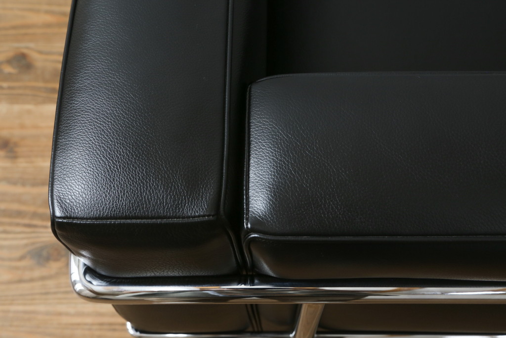 中古　美品　Cassina(カッシーナ)　ル・コルビュジエ(Le Corbusier)　LC3　GRAND MODELE(グラン モデル)　本革製　ポリエステルパッディング　シンプルモダンなデザインがかっこいい1人掛けソファ(1Pソファ、一人掛け)(定価約103万円)(R-083094)