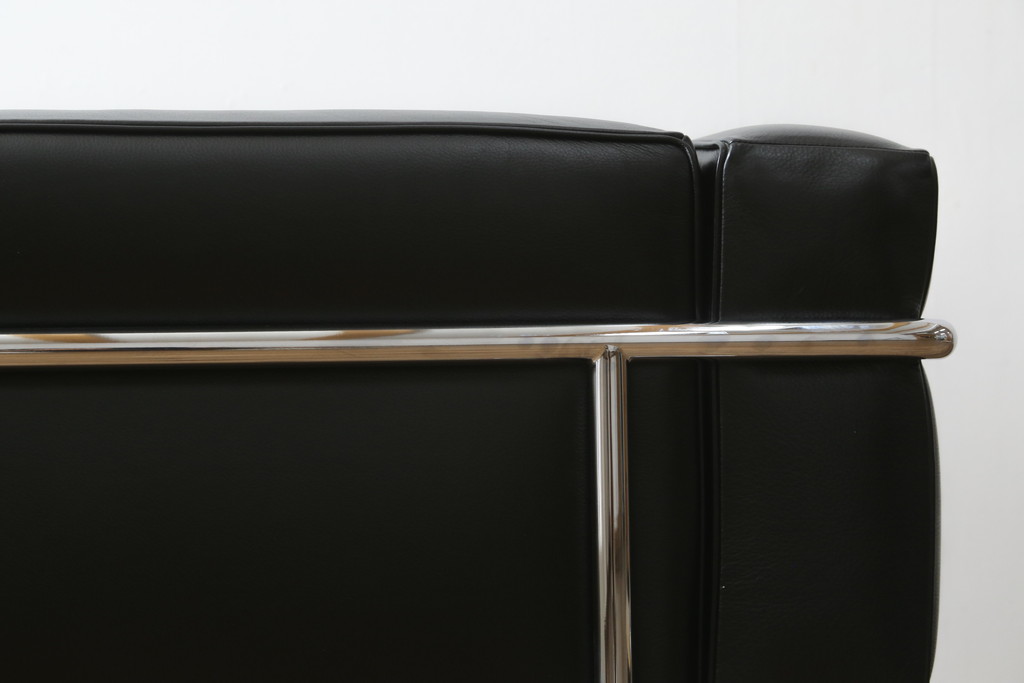 中古　美品　Cassina(カッシーナ)　ル・コルビュジエ(Le Corbusier)　LC3　GRAND MODELE(グラン モデル)　本革製　ポリエステルパッディング　シンプルモダンなデザインがかっこいい1人掛けソファ(1Pソファ、一人掛け)(定価約103万円)(R-083094)