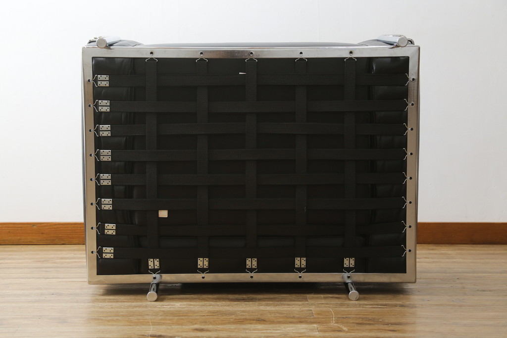 中古　美品　Cassina(カッシーナ)　ル・コルビュジエ(Le Corbusier)　LC3　GRAND MODELE(グラン モデル)　本革製　ポリエステルパッディング　シンプルモダンなデザインがかっこいい1人掛けソファ(1Pソファ、一人掛け)(定価約103万円)(R-083094)