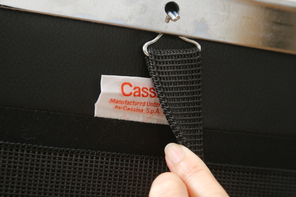 中古　美品　Cassina(カッシーナ)　ル・コルビュジエ(Le Corbusier)　LC3　GRAND MODELE(グラン モデル)　本革製　ポリエステルパッディング　シンプルモダンなデザインがかっこいい1人掛けソファ(1Pソファ、一人掛け)(定価約103万円)(R-083094)