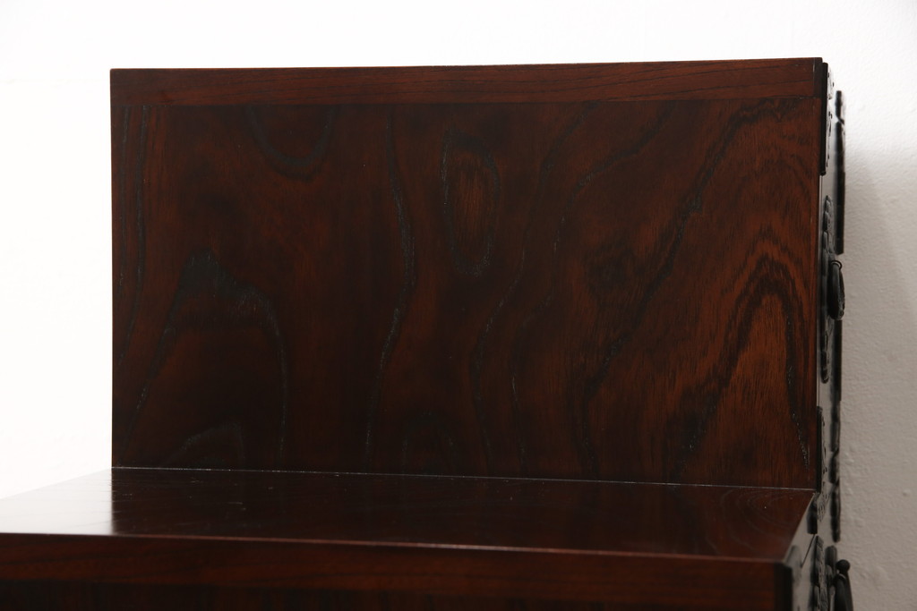 中古　美品　岩谷堂箪笥　躍動感のある杢目と重厚な金具が凛々しい階段箪笥(チェスト、和タンス、収納箪笥)(R-058193)