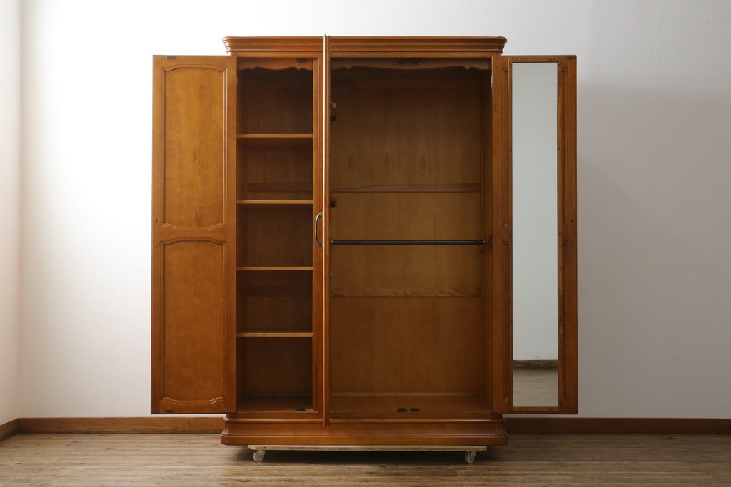 中古　美品　横浜クラシック家具　ダニエル(Daniel)　Etranger(エトランジェ)　E-101　クラシカルな佇まいが魅力のワードローブ(洋服タンス、収納棚、戸棚、キャビネット)(定価約140万円)(R-083013)