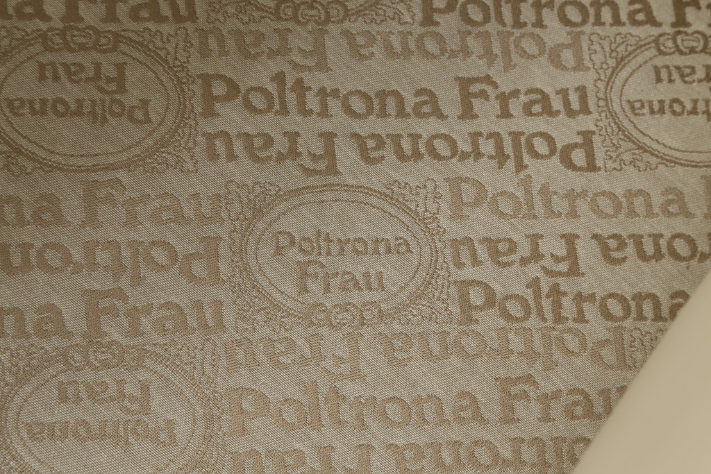 希少!!　中古　Poltrona Frau(ポルトローナフラウ)　EDOARDO(エドアル)　優雅なひと時を過ごせる総本革1人掛けソファ(レザーソファ、1P、一人掛け)(定価約88万円)(R-059359)