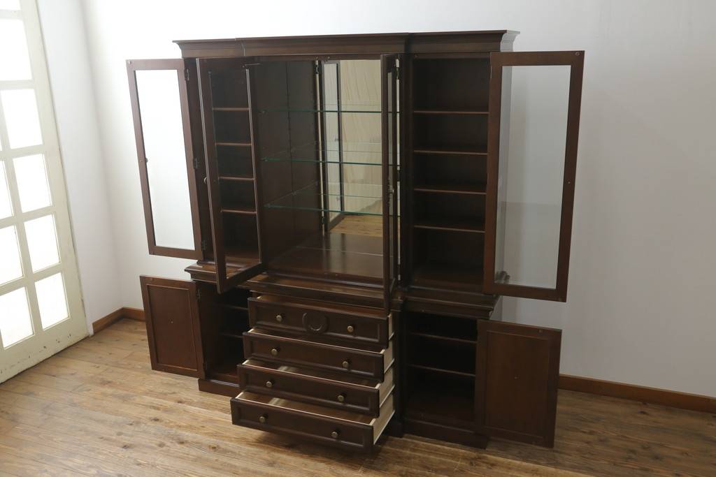 中古　カリモク家具(karimoku)　domani(ドマーニ)　PROCEED(プロシード)シリーズ　落ち着いた色味と堂々とした佇まいが魅力的なキャビネット(ガラスケース、コレクションケース、飾り棚、陳列棚、収納棚)(R-075105)