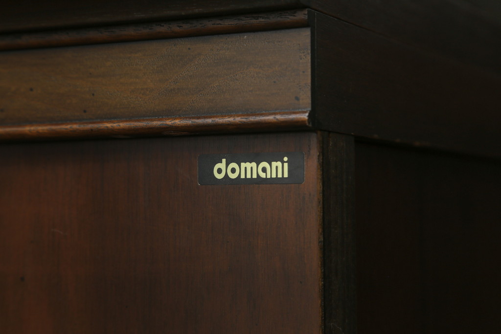 中古　カリモク家具(karimoku)　domani(ドマーニ)　PROCEED(プロシード)シリーズ　落ち着いた色味と堂々とした佇まいが魅力的なキャビネット(ガラスケース、コレクションケース、飾り棚、陳列棚、収納棚)(R-075105)