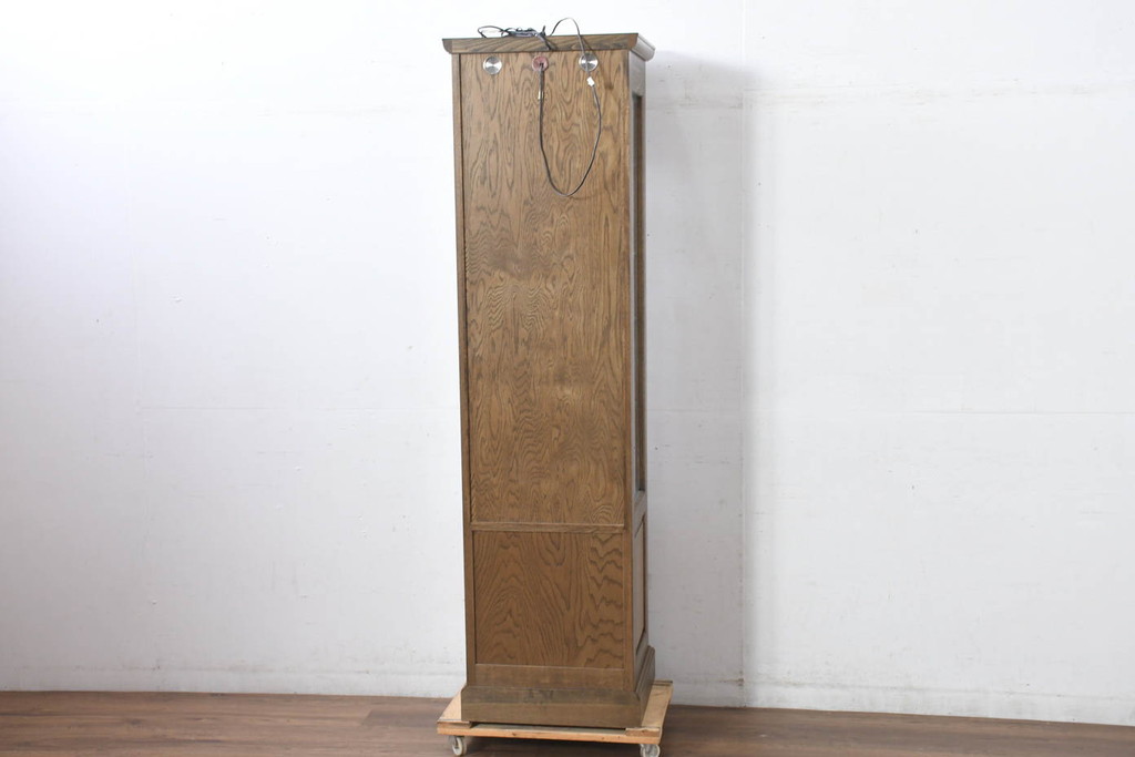 中古　美品　伊勢丹デパート取り扱い　国産　職人手作り品　ナラ(楢)材　無垢　内部キリ(桐)材　上品な佇まいが魅力的な三面ガラスの縦型キャビネット(キュリオケース、ガラスケース、ショーケース、ディスプレイケース、コレクションケース、飾り棚、陳列棚、収納棚、店舗什器)(R-082500)