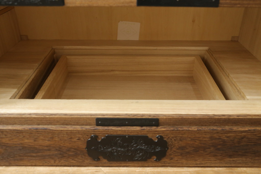 中古　高級品　国産工芸家具　躍動感ある龍の金具が魅力的なからくり付き総桐民芸箪笥(総桐箪笥、総桐たんす、和箪笥、収納タンス、整理タンス、引き出し)(R-074842)