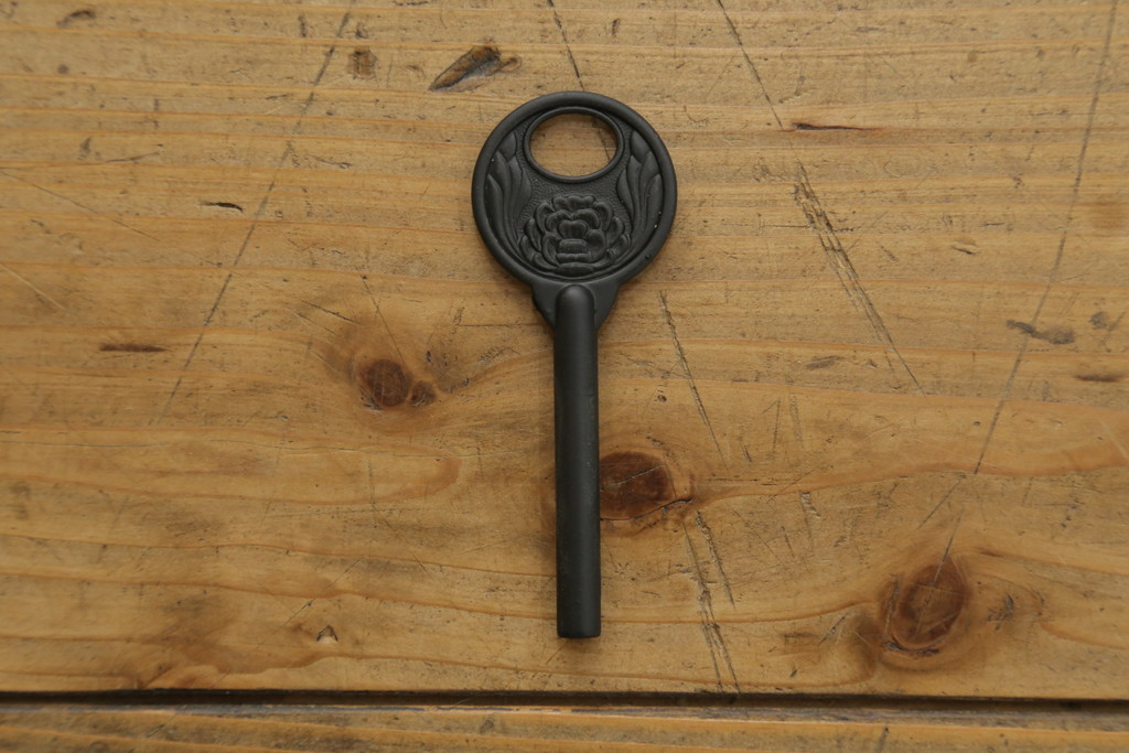 中古　高級品　国産工芸家具　躍動感ある龍の金具が魅力的なからくり付き総桐民芸箪笥(総桐箪笥、総桐たんす、和箪笥、収納タンス、整理タンス、引き出し)(R-074842)
