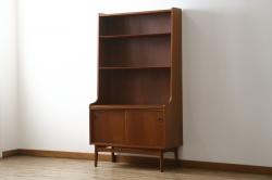 デンマークビンテージ　美品　Johannes Sorth(ヨハネス・ソース)デザイン　Bornholms Mobelfabrik社　チーク材　おしゃれな空間を演出してくれるハイキャビネット(本棚、書棚、ブックシェルフ、収納棚、飾り棚、陳列棚、北欧、ヴィンテージ)(R-082169)