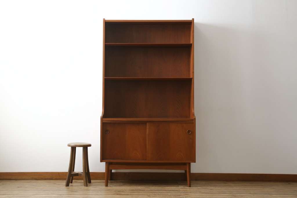 デンマークビンテージ　美品　Johannes Sorth(ヨハネス・ソース)デザイン　Bornholms Mobelfabrik社　チーク材　おしゃれな空間を演出してくれるハイキャビネット(本棚、書棚、ブックシェルフ、収納棚、飾り棚、陳列棚、北欧、ヴィンテージ)(R-082169)