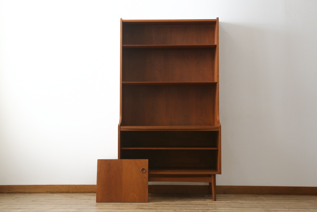 デンマークビンテージ　美品　Johannes Sorth(ヨハネス・ソース)デザイン　Bornholms Mobelfabrik社　チーク材　おしゃれな空間を演出してくれるハイキャビネット(本棚、書棚、ブックシェルフ、収納棚、飾り棚、陳列棚、北欧、ヴィンテージ)(R-082169)