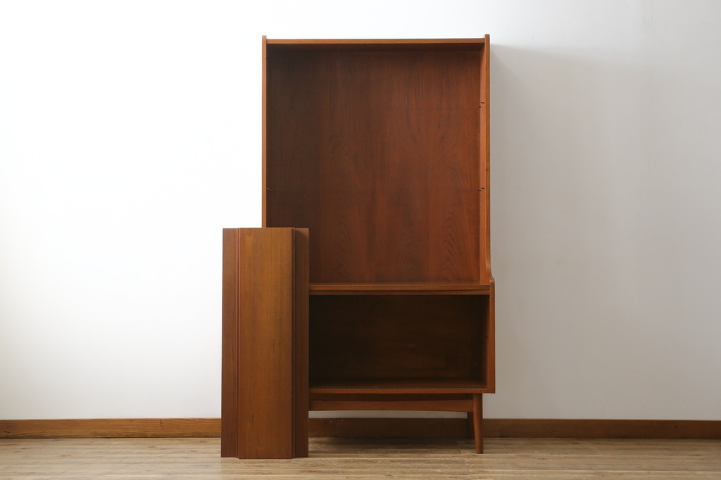デンマークビンテージ　美品　Johannes Sorth(ヨハネス・ソース)デザイン　Bornholms Mobelfabrik社　チーク材　おしゃれな空間を演出してくれるハイキャビネット(本棚、書棚、ブックシェルフ、収納棚、飾り棚、陳列棚、北欧、ヴィンテージ)(R-082169)