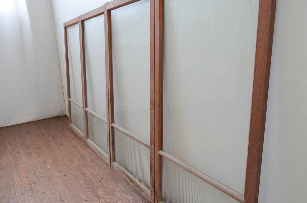 アンティーク建具　レトロ空間におすすめ!素朴な木味が魅力的なガラス窓4枚セット(引き戸、ガラス戸)(R-076063)