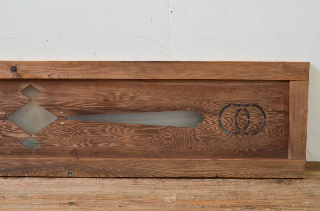 アンティーク建具　経年を感じさせる木味が魅力的な透かし彫り入り欄間1枚(明り取り、明かり取り)(R-069320)