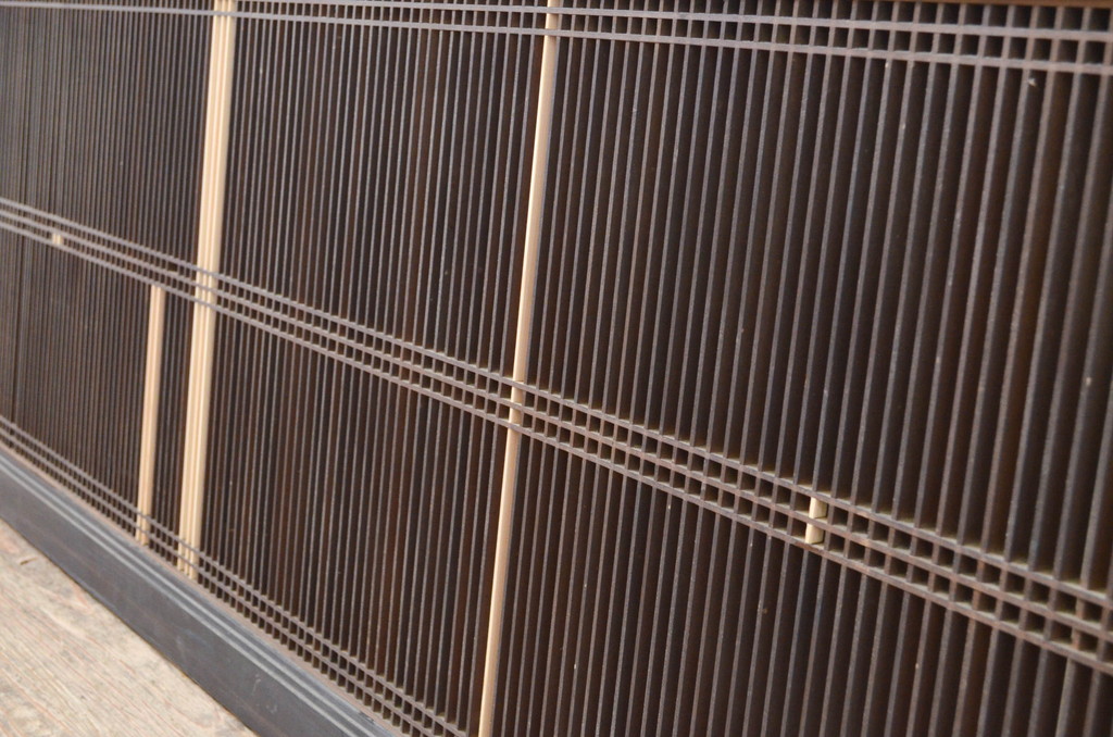 アンティーク建具　整然と並ぶ縦桟が美しい筬(オサ)欄間1枚(明り取り、明かり取り、オサランマ)(R-069323)