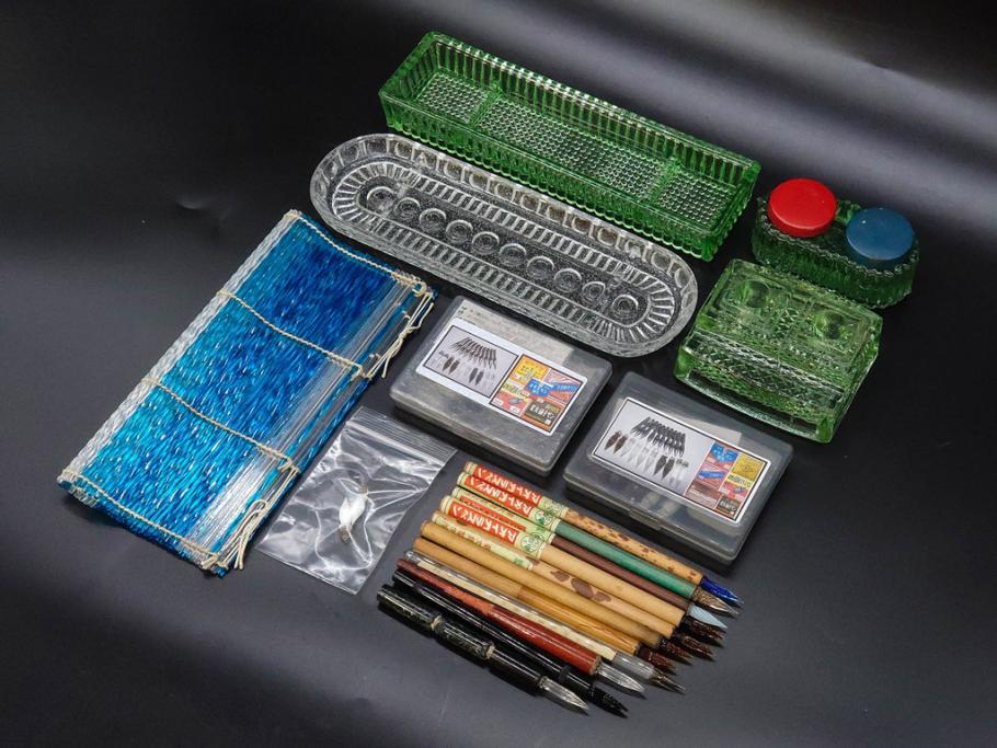 昭和初期～昭和中期　ガラスペン　ペン皿　ペン先　インク壺　筆巻　インクペンなどまとめてセット(硝子ペン、トレー、トレイ、文房具、アオイガラスペン、葵文具製作所、替先、タマペン、日本字ペン、タチカワ、ゼブラ、インク壷、インク入れ、インキ、小物入れ)(R-083039)