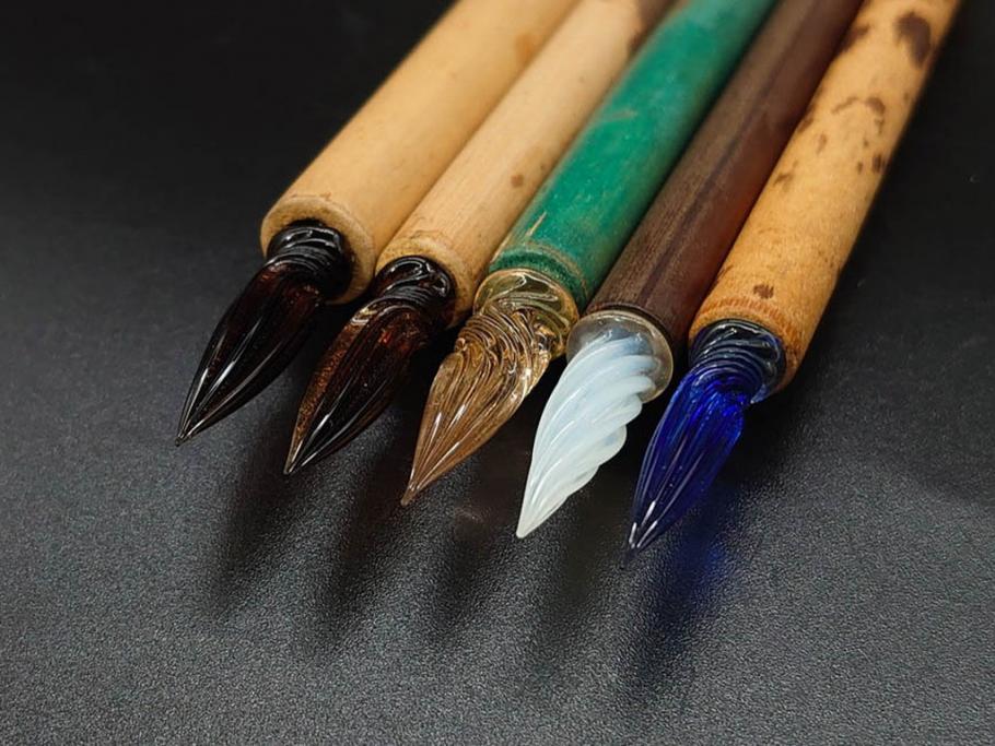 昭和初期～昭和中期　ガラスペン　ペン皿　ペン先　インク壺　筆巻　インクペンなどまとめてセット(硝子ペン、トレー、トレイ、文房具、アオイガラスペン、葵文具製作所、替先、タマペン、日本字ペン、タチカワ、ゼブラ、インク壷、インク入れ、インキ、小物入れ)(R-083039)