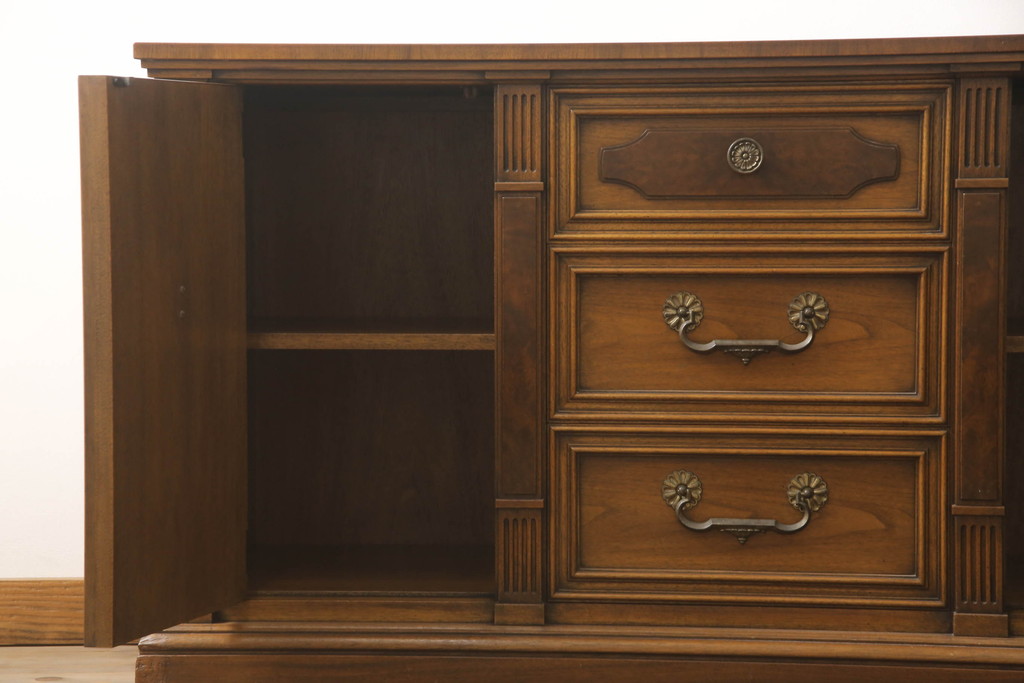 中古　美品　DREXEL HERITAGE(ドレクセルヘリテイジ)　FRANCESCA(フランチェスカ)シリーズ　上品なモールディングの装飾が高級感を高めるサイドボード(クレデンザ、クリデンザ、収納棚、キャビネット、サイドキャビネット)(R-052191)