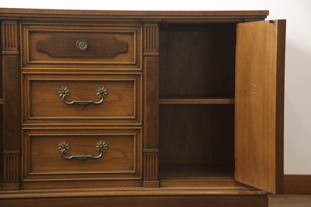 中古　美品　DREXEL HERITAGE(ドレクセルヘリテイジ)　FRANCESCA(フランチェスカ)シリーズ　上品なモールディングの装飾が高級感を高めるサイドボード(クレデンザ、クリデンザ、収納棚、キャビネット、サイドキャビネット)(R-052191)