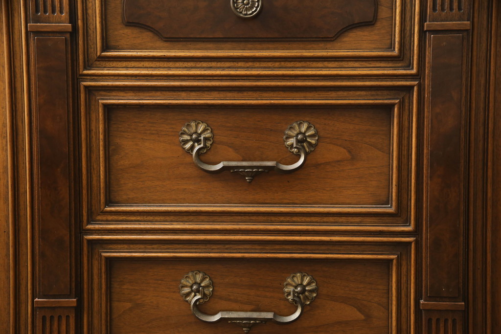 中古　美品　DREXEL HERITAGE(ドレクセルヘリテイジ)　FRANCESCA(フランチェスカ)シリーズ　上品なモールディングの装飾が高級感を高めるサイドボード(クレデンザ、クリデンザ、収納棚、キャビネット、サイドキャビネット)(R-052191)