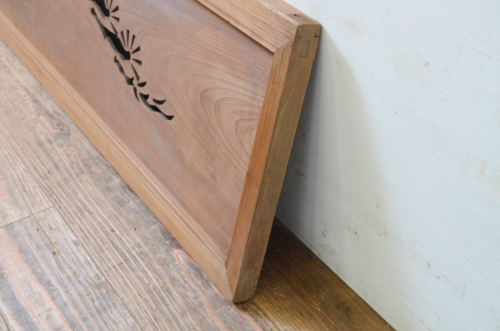 アンティーク建具　和モダンな空間におすすめなかわいらしい松の透かし彫り欄間1枚(明り取り、明かり取り)(R-069339)