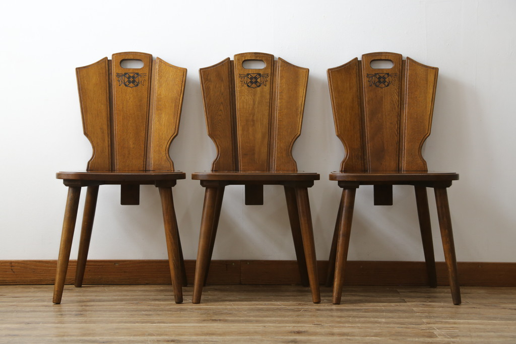 中古　希少な絶版品!!　カリモク家具(karimoku)　ルスティック(RUSTIC)　オーク材　カントリースタイルの空間づくりにおすすめなダイニングチェア3脚セット(板座チェア、椅子、イス、バラ売り可能)(R-075947)