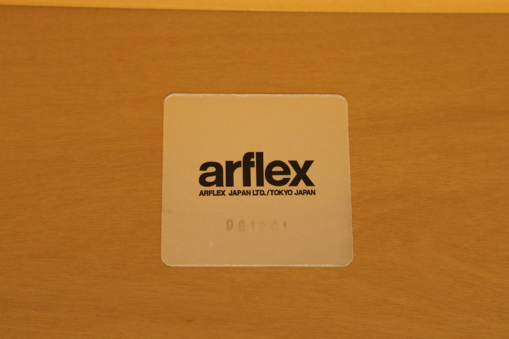 中古　イタリア　arflex(アルフレックス)　BONTE(ボンテ)　Cini Boeri(チニ・ボエリ)デザイン　シンプルながらスタイリッシュな佇まいが魅力の6人掛けダイニングテーブル(4人掛け、作業台、食卓)(定価約28万円)(R-068584)