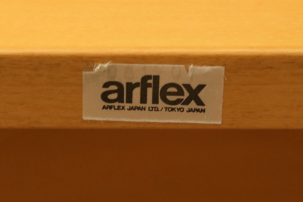 中古　イタリア　arflex(アルフレックス)　BONTE(ボンテ)　Cini Boeri(チニ・ボエリ)デザイン　シンプルながらスタイリッシュな佇まいが魅力の6人掛けダイニングテーブル(4人掛け、作業台、食卓)(定価約28万円)(R-068584)