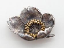 昭和初期　梅花形彫金帯留(座金K20、在銘作家物)9.73g(R-060485)