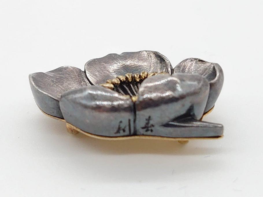 昭和初期　梅花形彫金帯留(座金K20、在銘作家物)9.73g(R-060485)