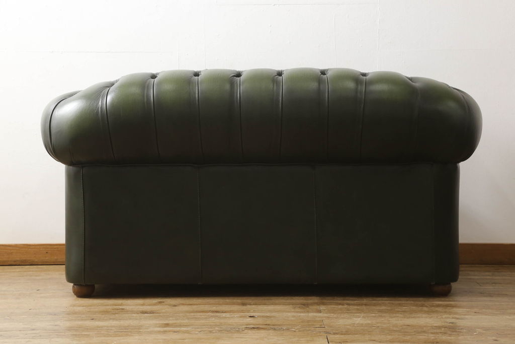 中古　高級品　本物　イギリス製　チェスターフィールド　本革(レザー)　深みのあるグリーンと重厚なつくりがクラシカルな雰囲気を醸し出す2人掛けソファ(二人掛け)(R-062583)