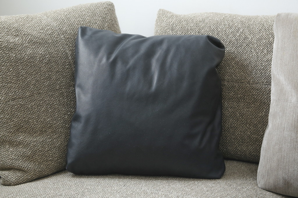 中古　超美品!!　展示品　arflex(アルフレックス)　BRERA(ブレラ)　Sergio Brioschiデザイン　クッション付き!!　モダンで洗練されたデザインが光るコーナーソファ(185L・180PL、カウチソファ、ペニンシュラ、L字型、3人掛け、4人掛け、トリプルソファ、レザー、牛革、XDA)(定価約312万円)(R-082993)