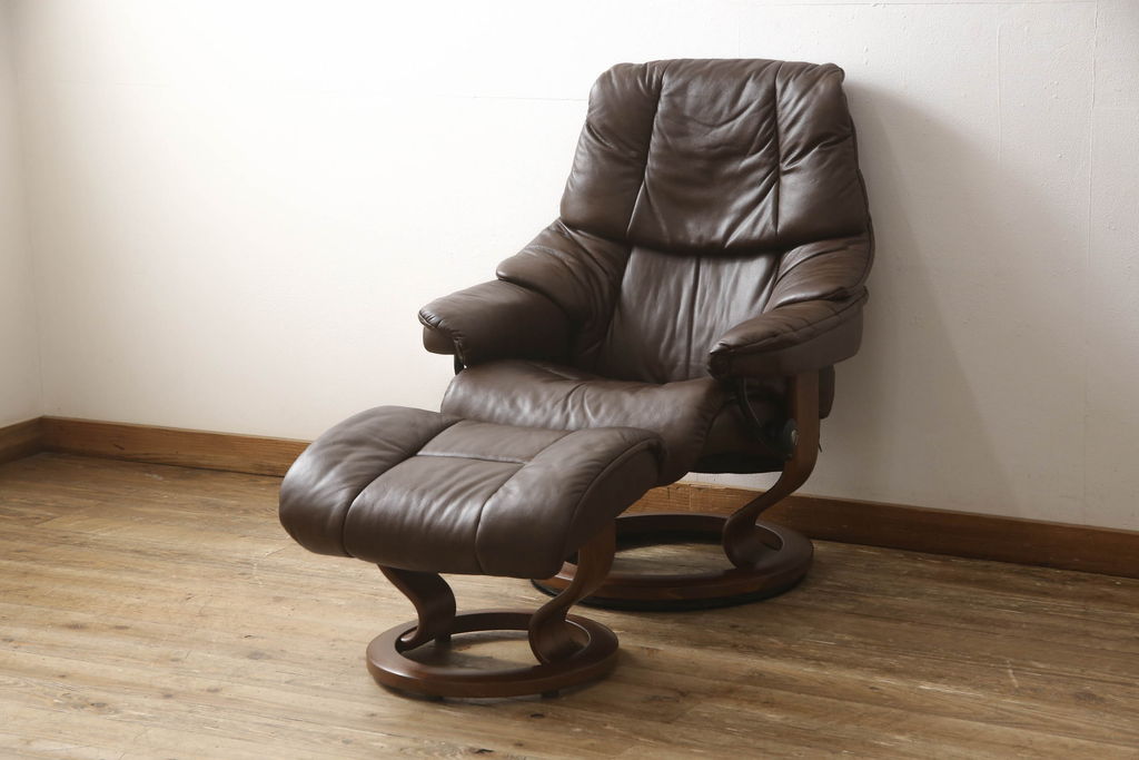 中古　美品　EKORNES(エコーネス)　本革　オットマン付き　ストレスレス レノ クラシック(M)(アームチェア、リクライニングチェア、椅子、一人掛けソファ、1Pソファ)(定価約37万9千円)(R-060352)