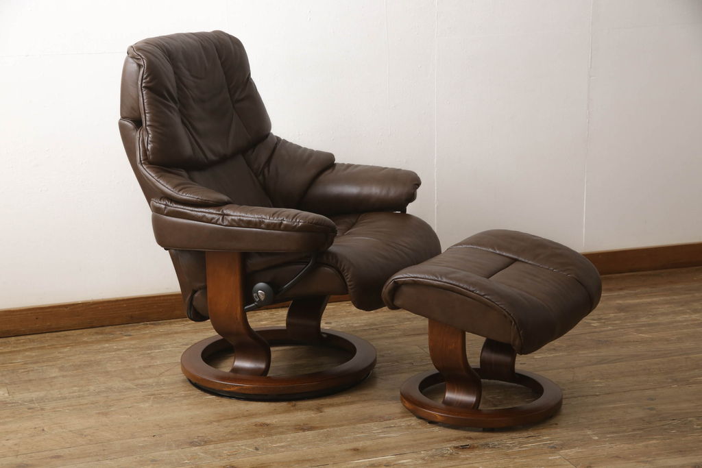 中古　美品　EKORNES(エコーネス)　本革　オットマン付き　ストレスレス レノ クラシック(M)(アームチェア、リクライニングチェア、椅子、一人掛けソファ、1Pソファ)(定価約37万9千円)(R-060352)